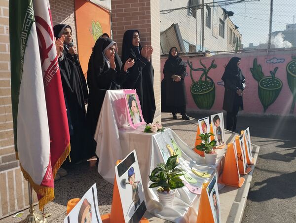 نواختن زنگ انقلاب در مدرسه انقلاب اسلامی ناحیه پنج 