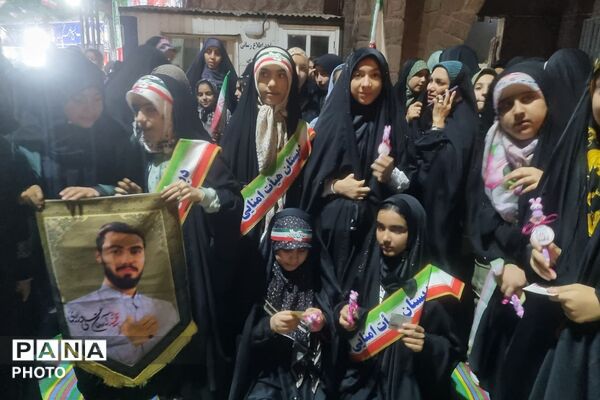 اهدای هدیه به دختران انقلابی دبستان حاتم ناحیه دو شهرری در میدان نماز 