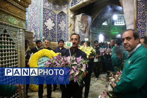 گل آرایی ضریح مطهر حضرت معصومه(س) به مناسبت روز دختر