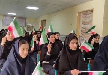 یک مهر کنار دختر های کلاس هفتمی ماژین
