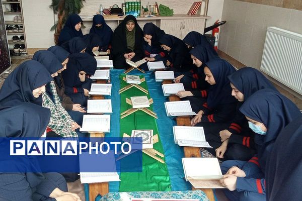 اجرای طرح «لاله‌های روشن» در دبیرستان هیات امنایی فرزانگان با هدف ترویج فرهنگ ایثار