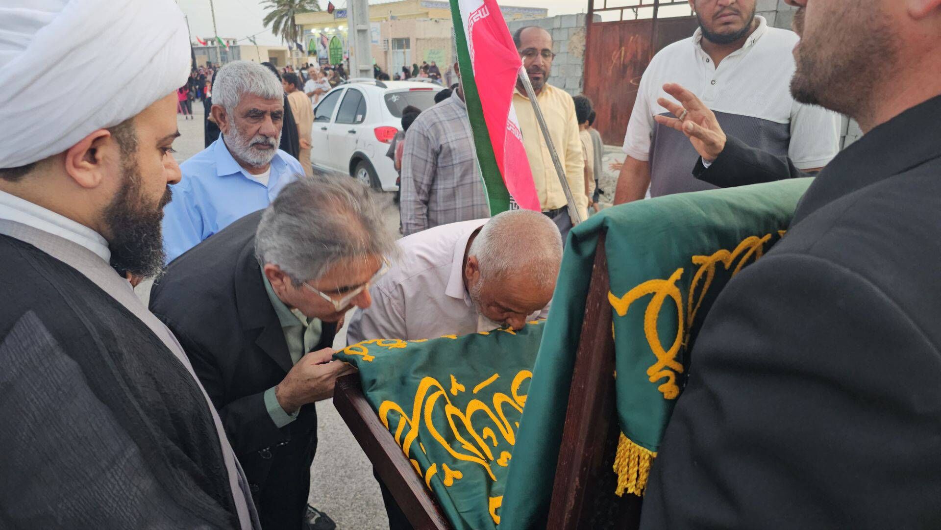 حضور کاروان پرچم آستان امام رضا(ع) در شهر شمیل بندرعباس
