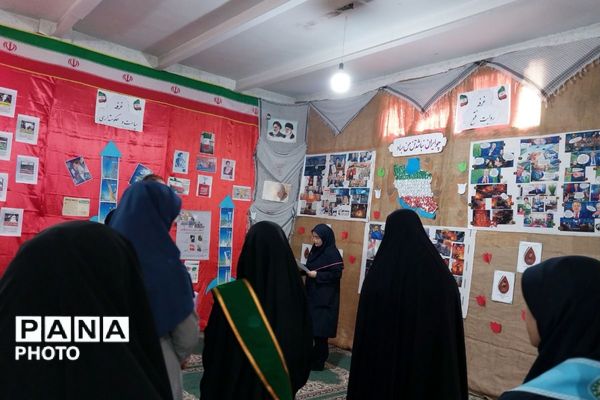 نمایشگاه مدرسه انقلاب در دبیرستان جوادالائمه بهارستان‌دو