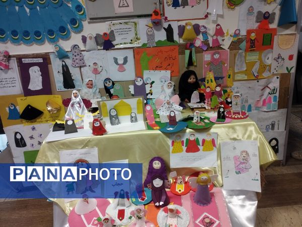 نمایشگاه حجاب به‌مناسبت ایام فاطمیه در مدرسه نشاط اسلامشهر