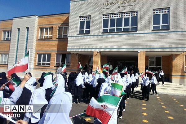 میزبانی دختران مدرسه محدثه شاهد از سرگرد چگینی فرمانده نیروی انتظامی ورامین و همراهانشان