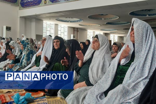 اقتدار مردم در صفوف نماز جمعه لردگان 