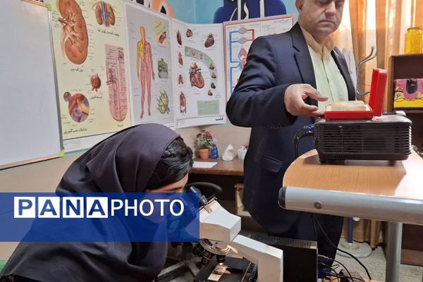 دانش‌آموزان دبیرستان ساره در پژوهشسرای فرهنگ مهارت‌های علمی را تجربه کردند