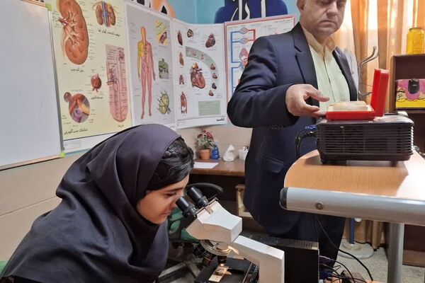 دانش‌آموزان دبیرستان ساره در پژوهشسرای فرهنگ مهارت‌های علمی را تجربه کردند