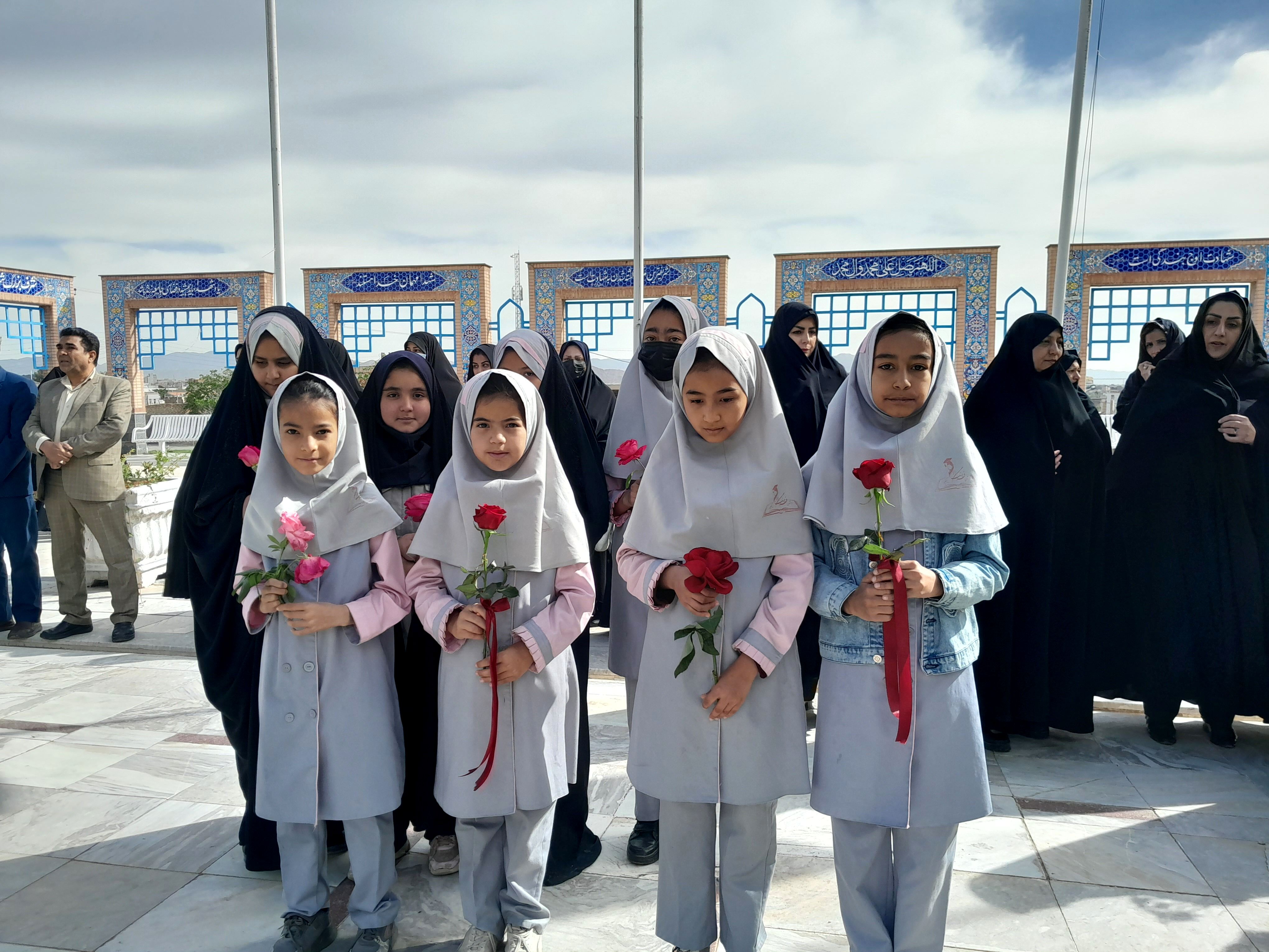 آیین نواختن زنگ سپاس معلم در دبیرستان دخترانه ارشاد تربت حیدریه 