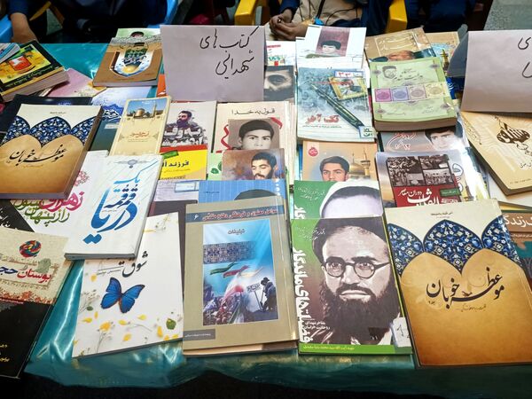 جشن کتاب و مطالعه در دبیرستان دخترانه متوسطه اول 15 خرداد 