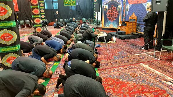 تجمع عظیم عاشقان در روز عاشورا به یاد امام حسین(ع)