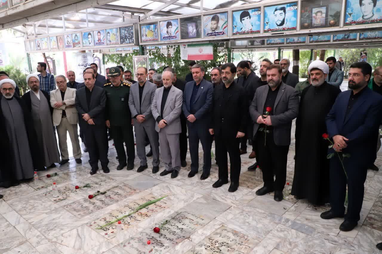 ادای احترام مسئولان قم به شهدا در هفته دولت