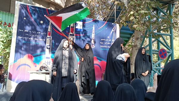 دانش‌آموزان با حضور در راهپیمایی ۱۳ آبان تنفر خود را نسبت به شیاطین امروزی نشان دادند