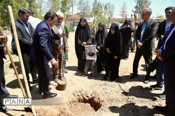 آیین کاشت 168 نهال به یاد دانش‌آموزان شهید میناب در اردوگاه 15خرداد قم