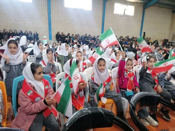 ویژه برنامه‌های دهه فجر و همایش یاوران انقلاب در مدارس روستای چری