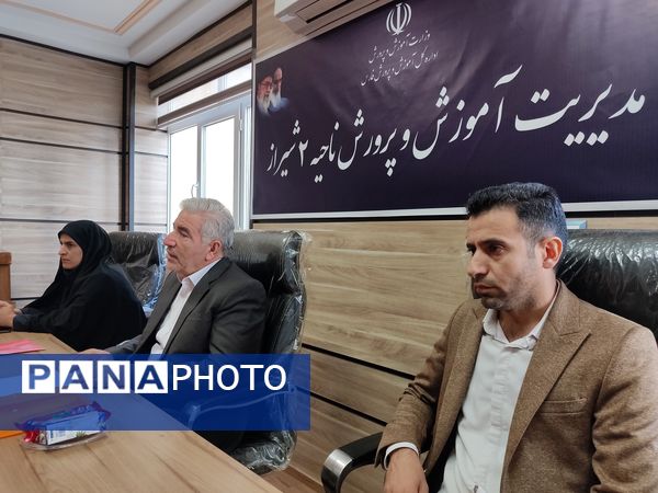 اهدای حکم دانش‌آموزان شورای دانش‌آموزی ناحیه 2