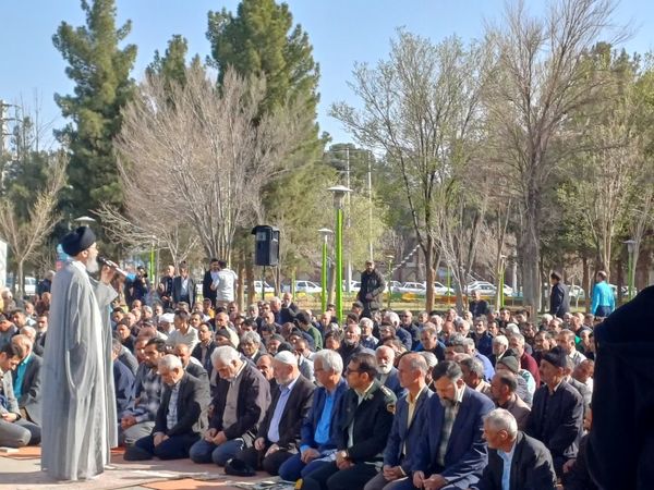 اقامه نماز با شکوه عید فطر به امامت امام جمعه حبیب آباد