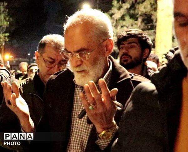 هم‌نشینی آرام کنار مزار شهید گمنام