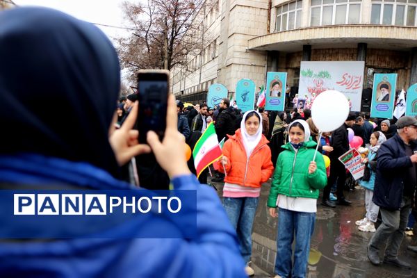 خلاقیت و نشاط دانش‌آموزی در غرفه‌های آموزش و پرورش در مسیر راهپیمایی ۲۲ بهمن