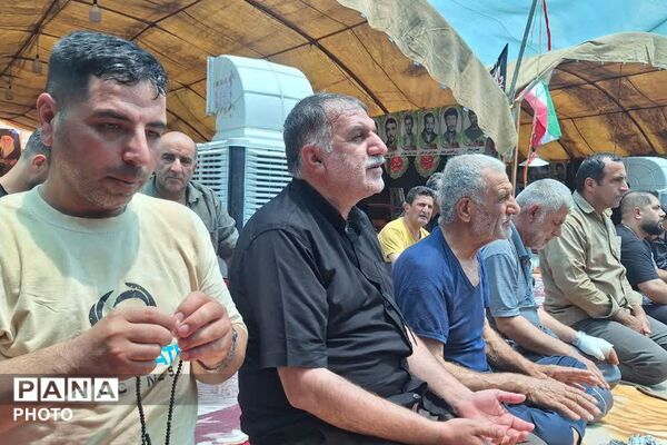 پیوند جان و جانان در کربلا؛ اقامه نماز جماعت در جوار ضریح شش‌گوشه