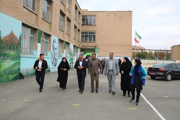 تجلیل مدیرکل آموزش و پرورش آذربایجان غربی از دانش‌آموز سخنران در نشست با رئیس جمهور
