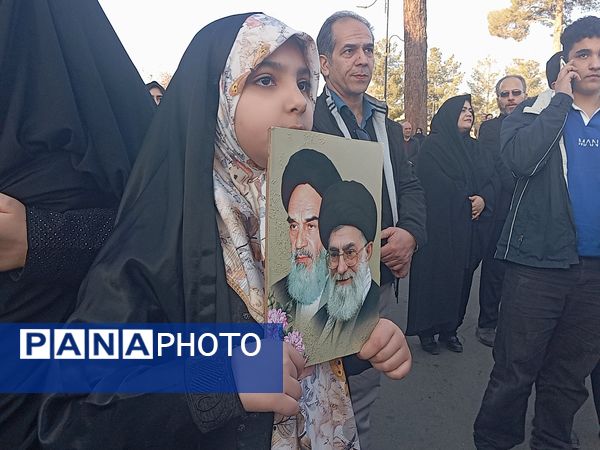 حضور پرشور کودکان در راهپیمایی میثاق با ولایت و محکوم نمودن اغتشاشات گروه های تروریستی در کاشمر