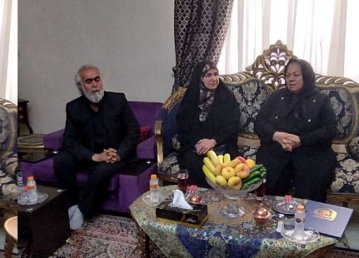 دیدار مشاور وزیر در امور زنان با خانواده شهیده تارا حاجی میری‌