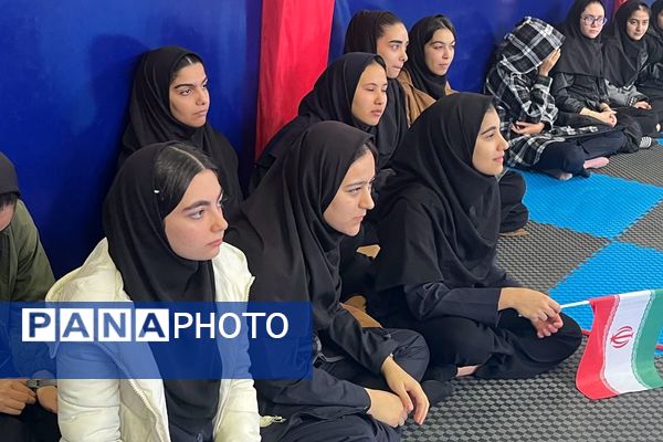 المپیاد ورزشی درون مدرسه‌ای به مناسبت دهه فجر در دبیرستان طریقت جوادآباد