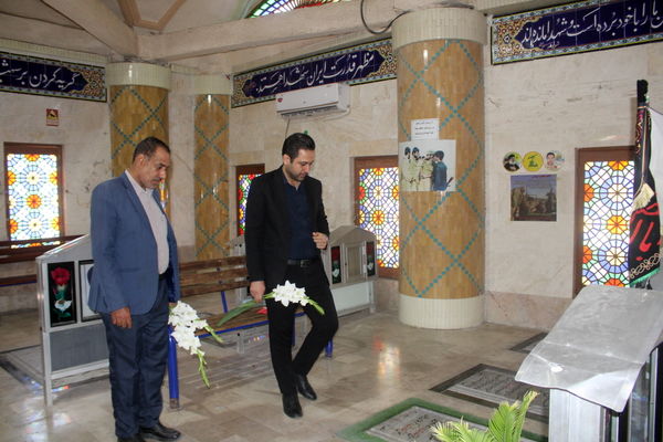 تجدید میثاق مدیر سازمان دانش آموزی استان بوشهر با شهدا