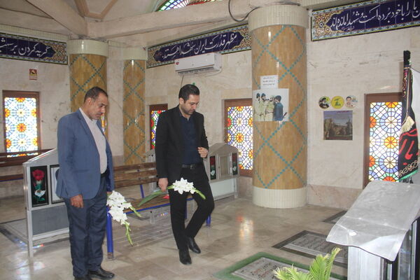 تجدید میثاق مدیر سازمان دانش آموزی استان بوشهر با شهدا
