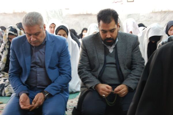 نماز جماعت به‌مناسبت هفته قرآن، عترت نماز در دبیرستان الغدیر ناحیه یک شهرری