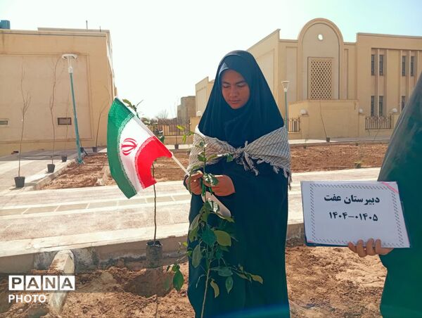 دانش‌آموزان دبیرستان عفت در کاشت ۱۰۰۰ درخت شریک شدند
