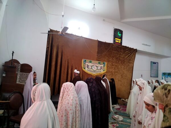 مراسم معنوی اعتکاف دانش‌آموزان دختر ابرکوهی در مسجد بقیه الله