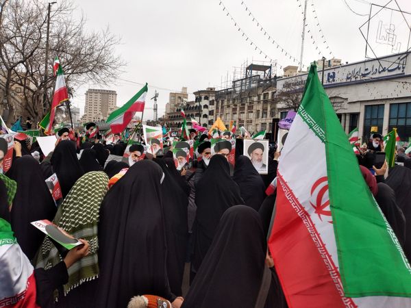 حضور دانش‌آموزان مدرسه شاهد ارض اقدس ناحیه ۳ در راهپیمایی ۲۲ بهمن