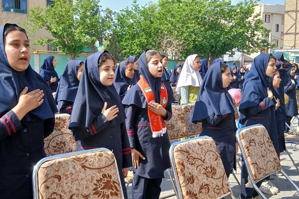 نواختن زنگ سلامت در دبستان حجاب باقرشهر 