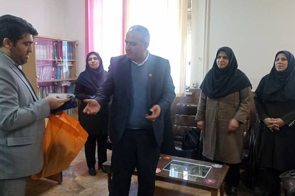حضور سرزده مدیرکل آموزش و پرورش شهرستان‌های تهران در دبستان حافظ منطقه عباس آباد ناحیه یک شهرری