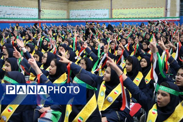 هم‌سرایی هزار نفری دانش‌آموزان یاور انقلاب در اسلامشهر