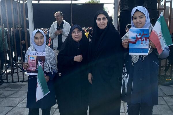 اجتماع عظیم دانش آموزان ناحیه دو شهرری به مناسبت یوم الله ۱۳ آبان در میدان نماز