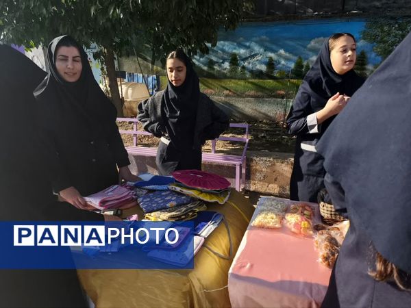 بازارچه کارآفرینی در دبیرستان شاهد ریحانه