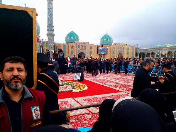 مراسم تشییع و خاکسپاری دو شهید گمنام دوران دفاع مقدس در قم