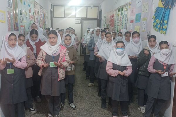 طرح "لاله‌های روشن"  در دبستان نجمه فیروزکوه 
