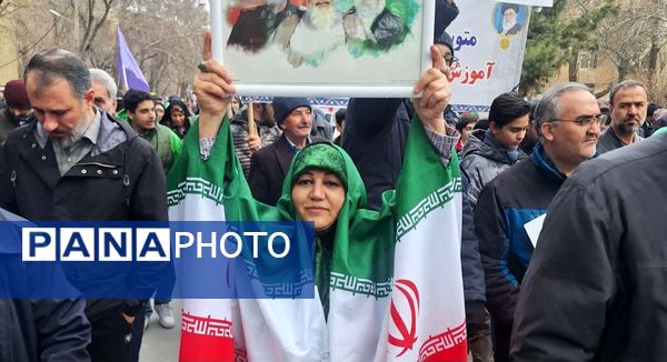 ۲۲ بهمن  صحنه حضور مردم؛ از کودکان پرشمار تا روایت‌های میانسالان