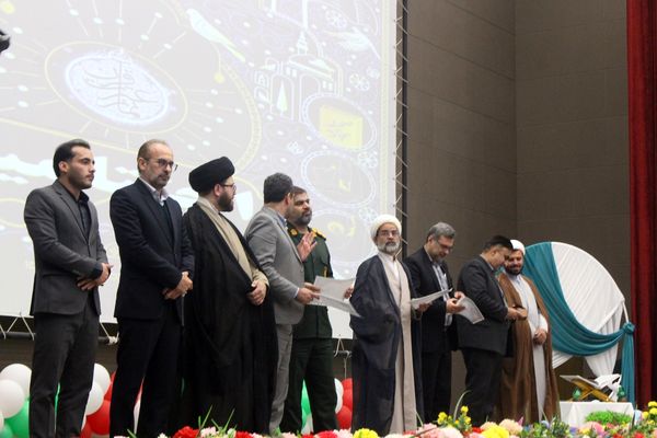 تقدیر از دانش‌آموزان و فرهنگیان برگزیده مسابقات قرآنی در استان قم