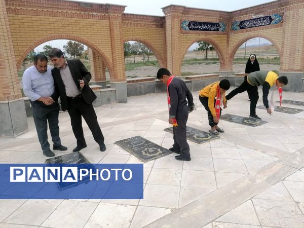 آیین عطر افشانی مزار شهدا در شهرستان فاروج