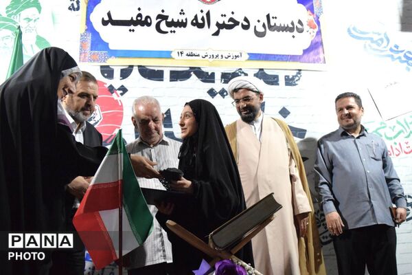 وداع با دوران ابتدایی؛ جشن فارغ‌التحصیلی ششم‌دختران «شیخ مفید» در منطقه ۱۴