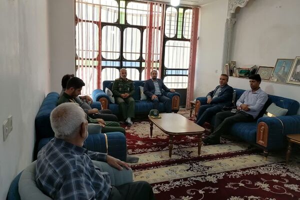 دیدار مسئولین شهر بیضا از خانواده شهدا