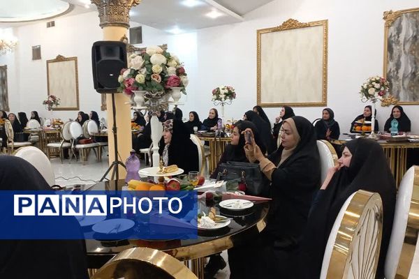 تجلیل از مدیران و معلمان نمونه مدارس غیردولتی شهرستان اسلامشهر 