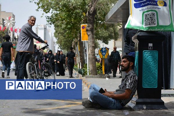 پرچم‌های عزا بر فراز حرم امام رضا(ع)