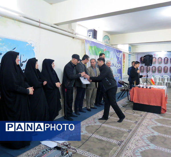 جشن انقلاب و کلنگ زنی زمین چمن دبیرستان شاهد امام حسین (ع)