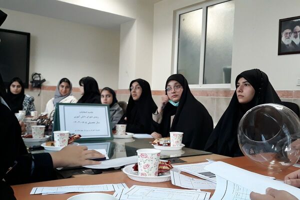 رقابت دانش‌آموزان منتخب در انتخابات منطقه‌ای شورای دانش‌آموزی بهارستان دو